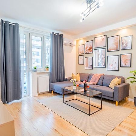 Spacious Newly Renovated 2Br Apartments With Balcony Bukares Bagian luar foto