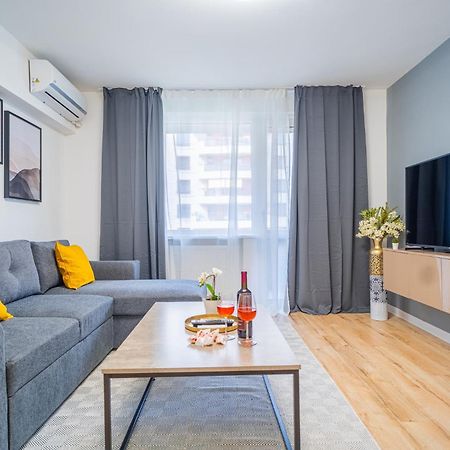 Spacious Newly Renovated 2Br Apartments With Balcony Bukares Bagian luar foto