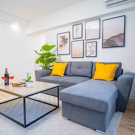 Spacious Newly Renovated 2Br Apartments With Balcony Bukares Bagian luar foto