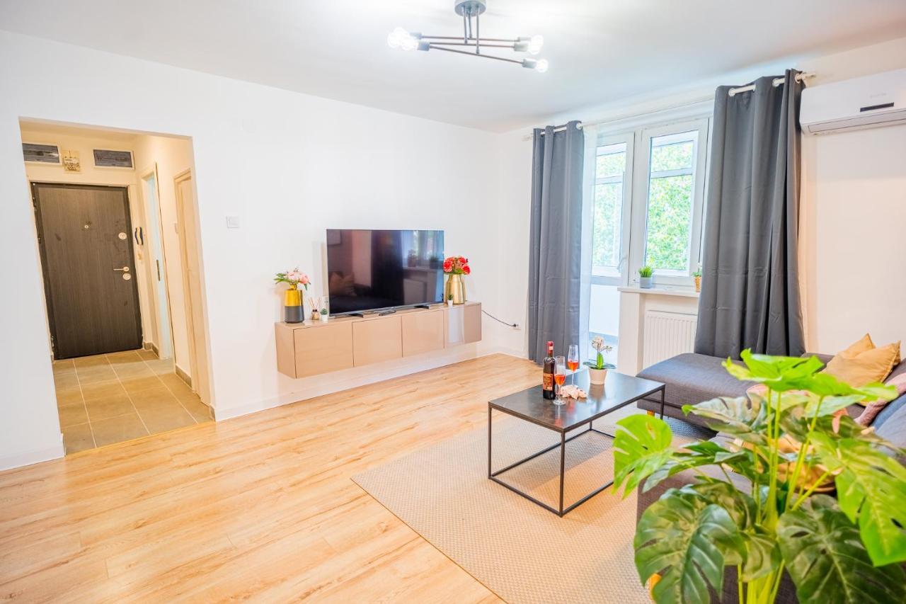 Spacious Newly Renovated 2Br Apartments With Balcony Bukares Bagian luar foto