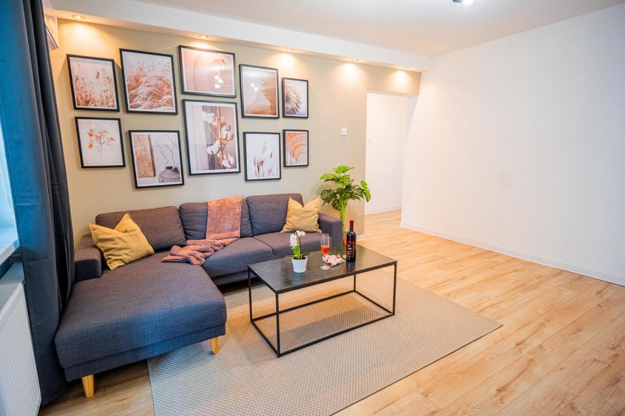 Spacious Newly Renovated 2Br Apartments With Balcony Bukares Bagian luar foto