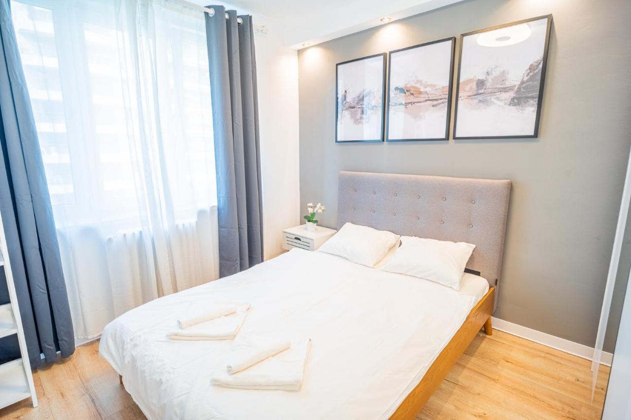 Spacious Newly Renovated 2Br Apartments With Balcony Bukares Bagian luar foto