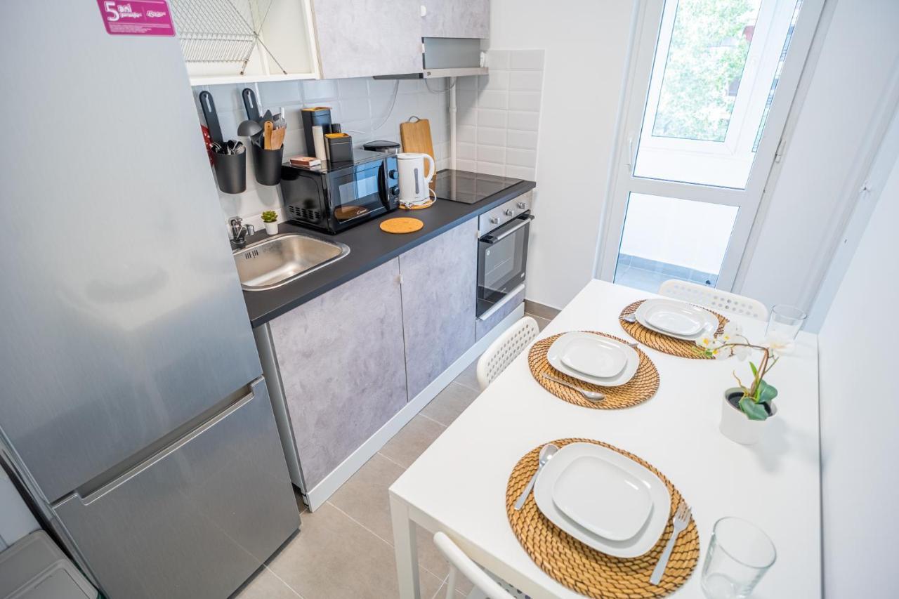 Spacious Newly Renovated 2Br Apartments With Balcony Bukares Bagian luar foto