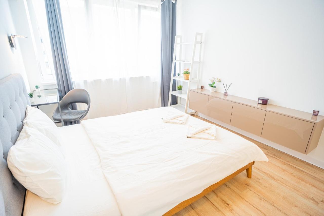 Spacious Newly Renovated 2Br Apartments With Balcony Bukares Bagian luar foto