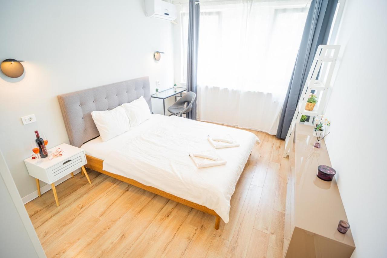 Spacious Newly Renovated 2Br Apartments With Balcony Bukares Bagian luar foto