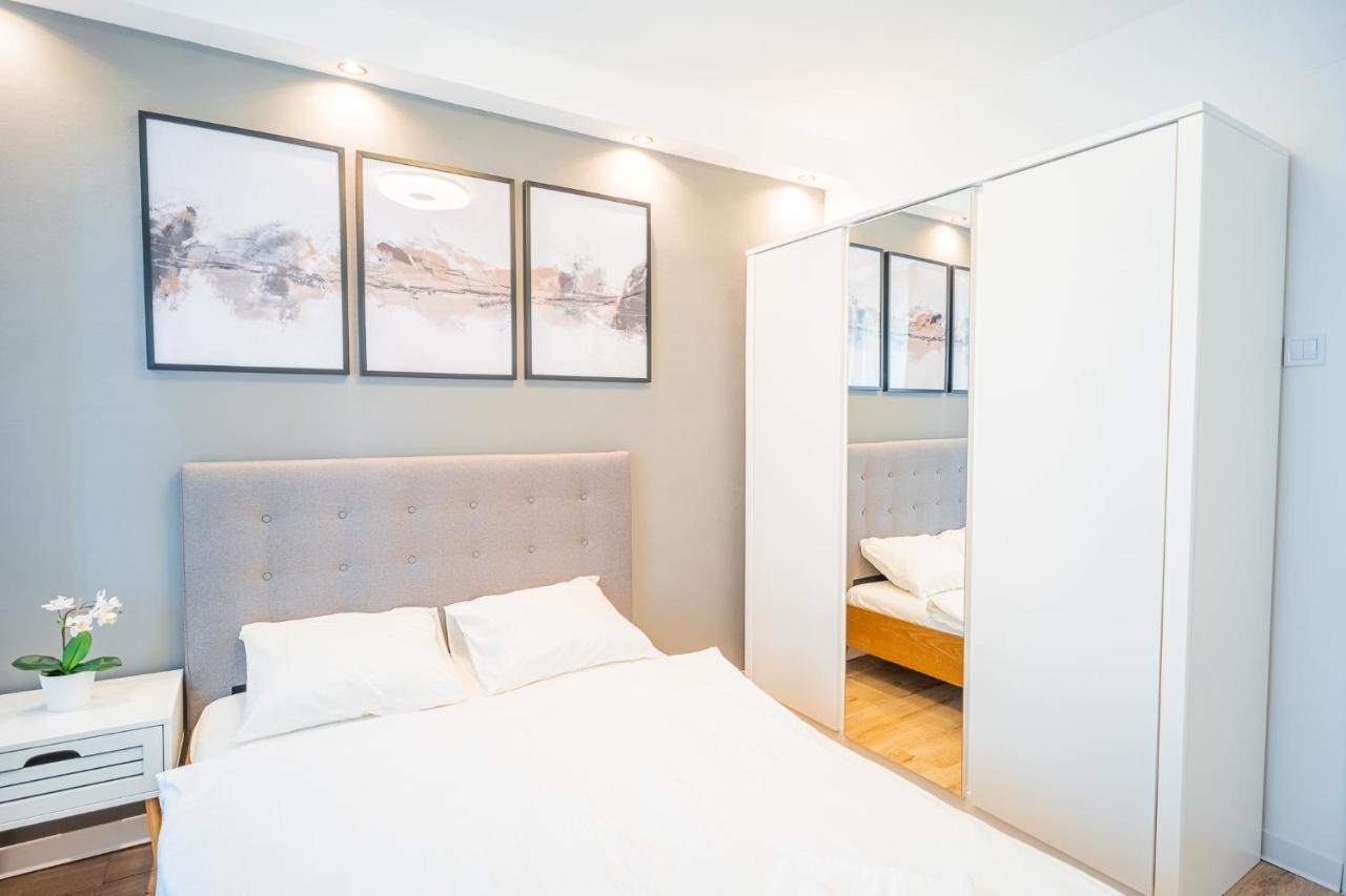 Spacious Newly Renovated 2Br Apartments With Balcony Bukares Bagian luar foto