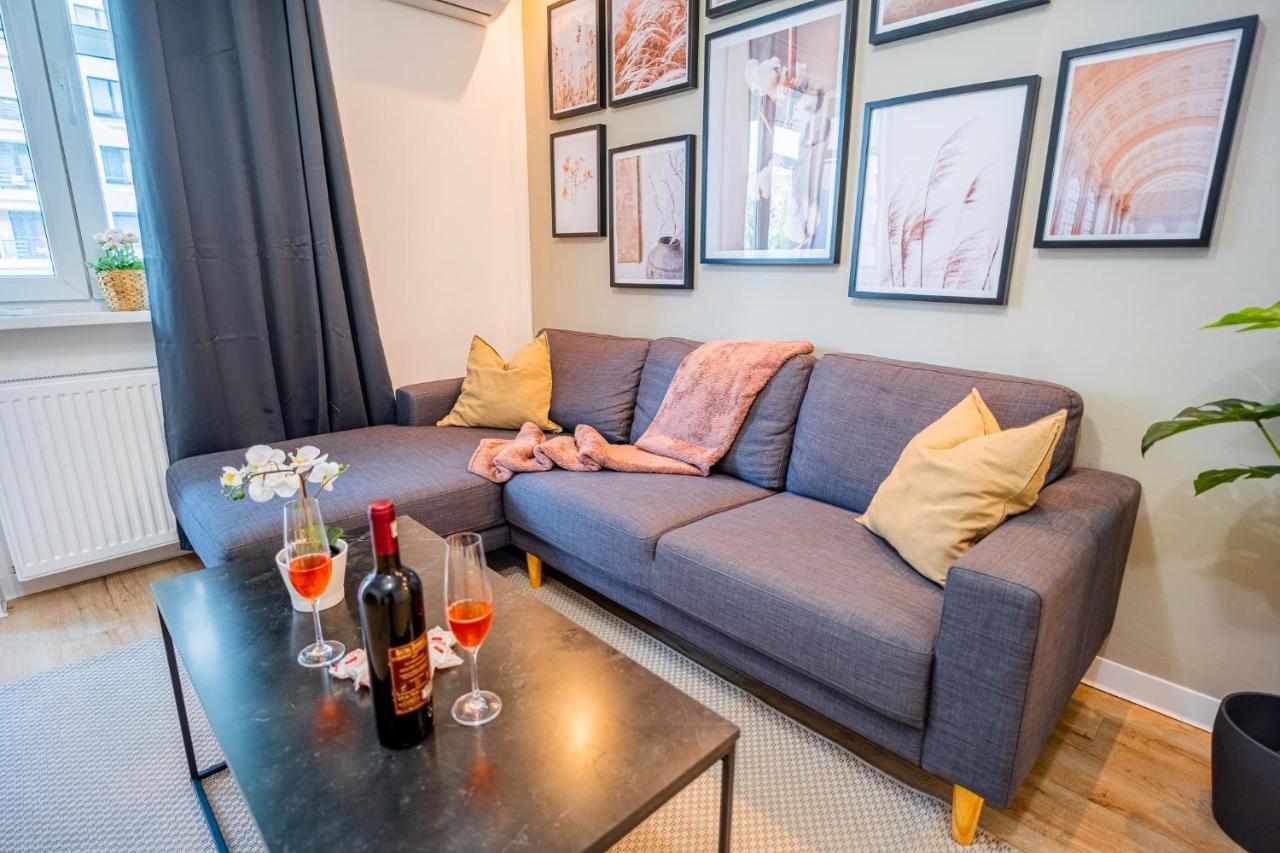 Spacious Newly Renovated 2Br Apartments With Balcony Bukares Bagian luar foto