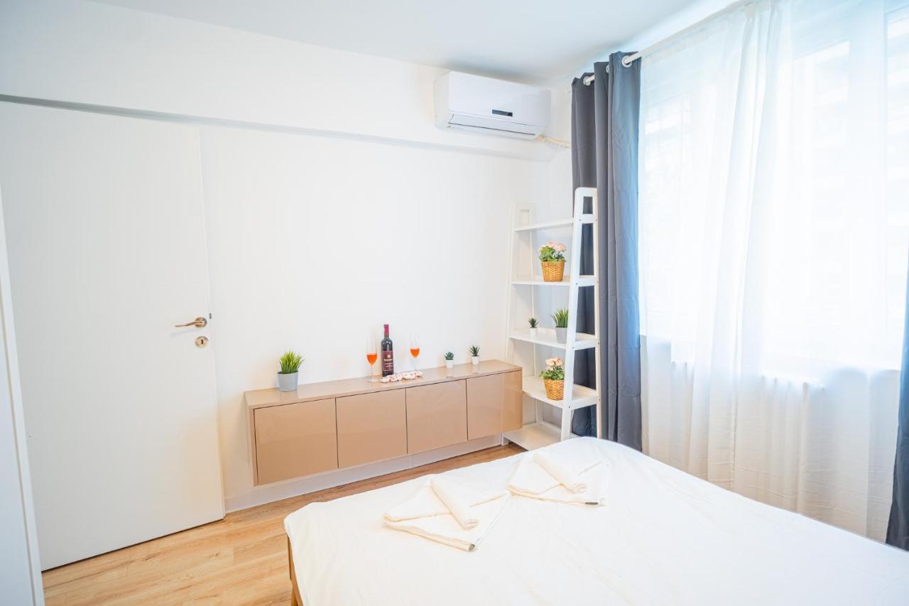 Spacious Newly Renovated 2Br Apartments With Balcony Bukares Bagian luar foto
