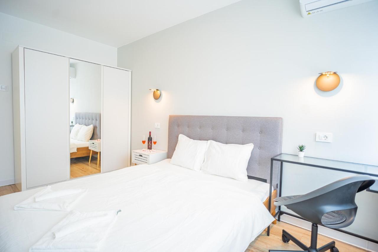 Spacious Newly Renovated 2Br Apartments With Balcony Bukares Bagian luar foto
