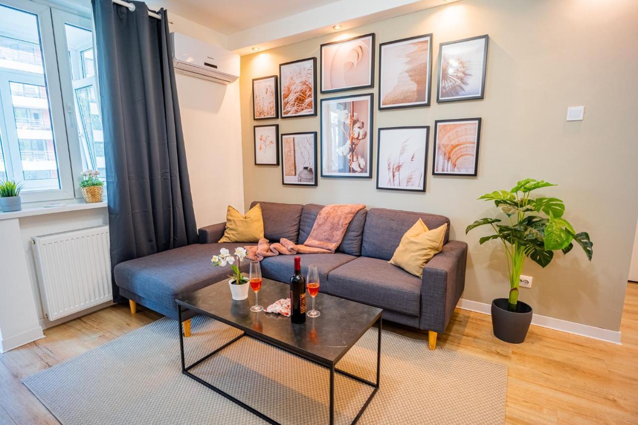 Spacious Newly Renovated 2Br Apartments With Balcony Bukares Bagian luar foto