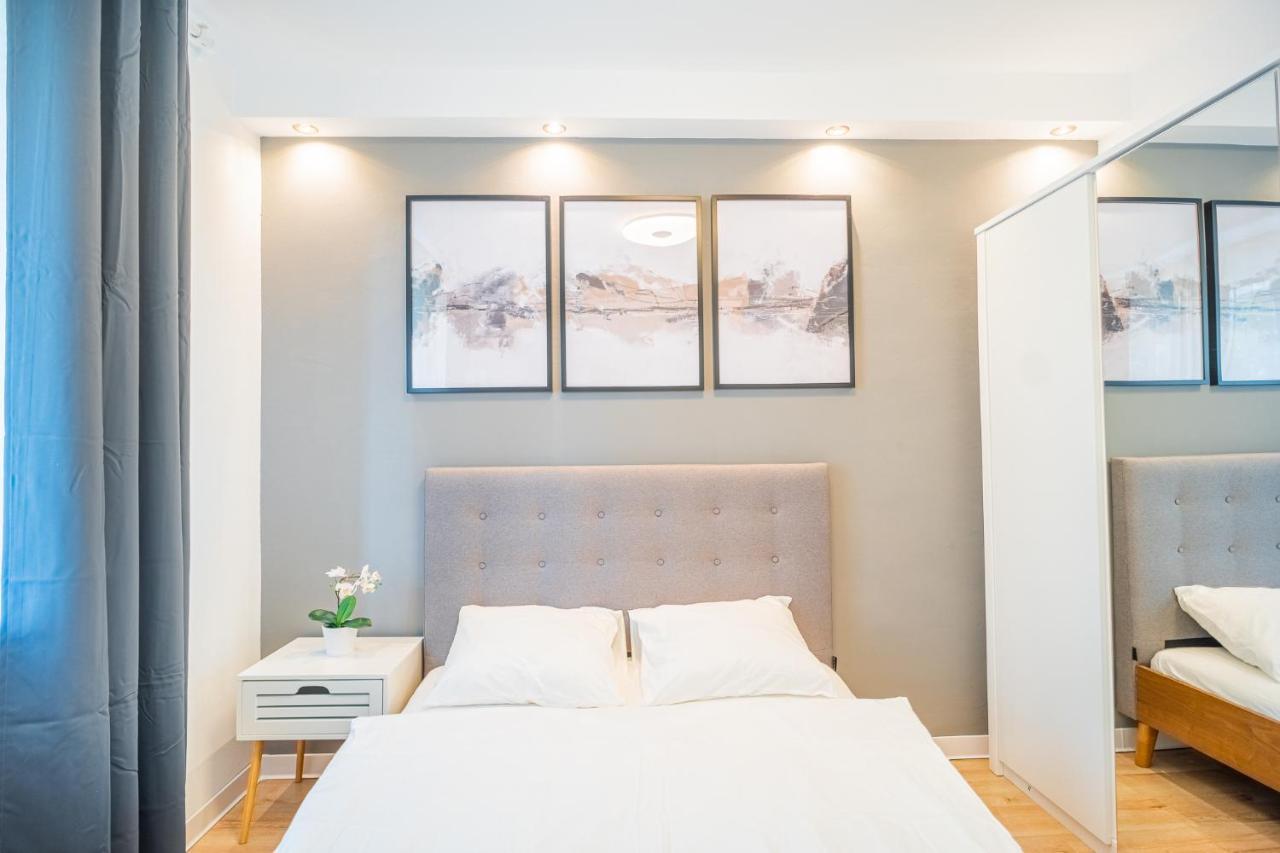 Spacious Newly Renovated 2Br Apartments With Balcony Bukares Bagian luar foto