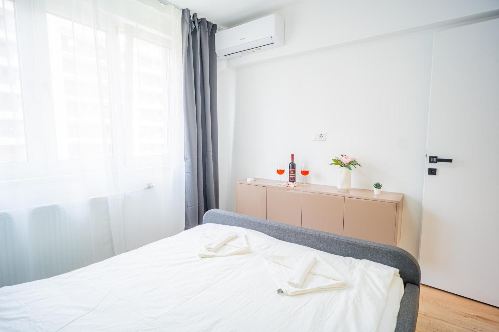 Spacious Newly Renovated 2Br Apartments With Balcony Bukares Bagian luar foto
