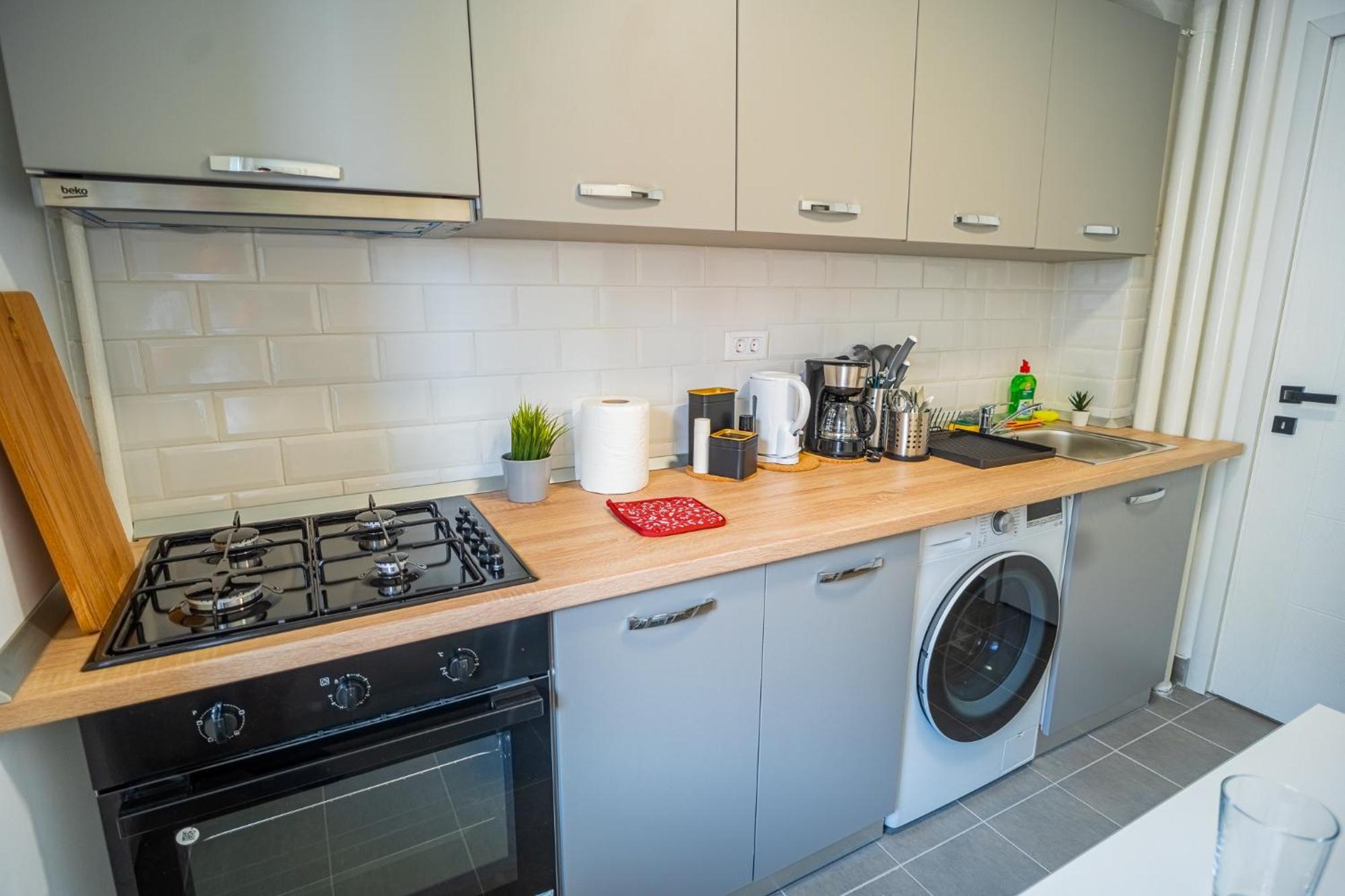 Spacious Newly Renovated 2Br Apartments With Balcony Bukares Bagian luar foto