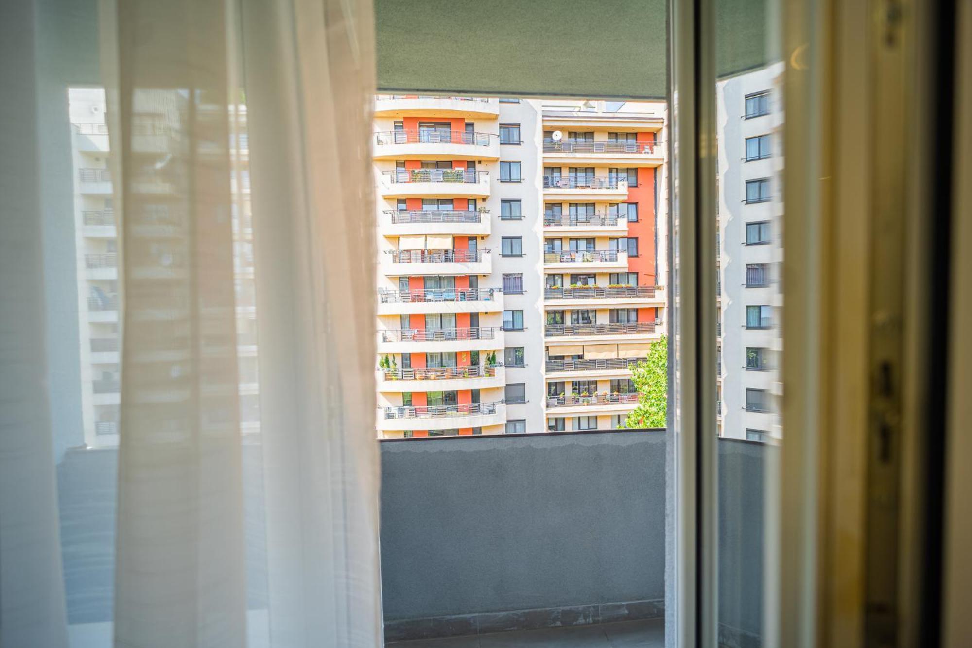 Spacious Newly Renovated 2Br Apartments With Balcony Bukares Bagian luar foto