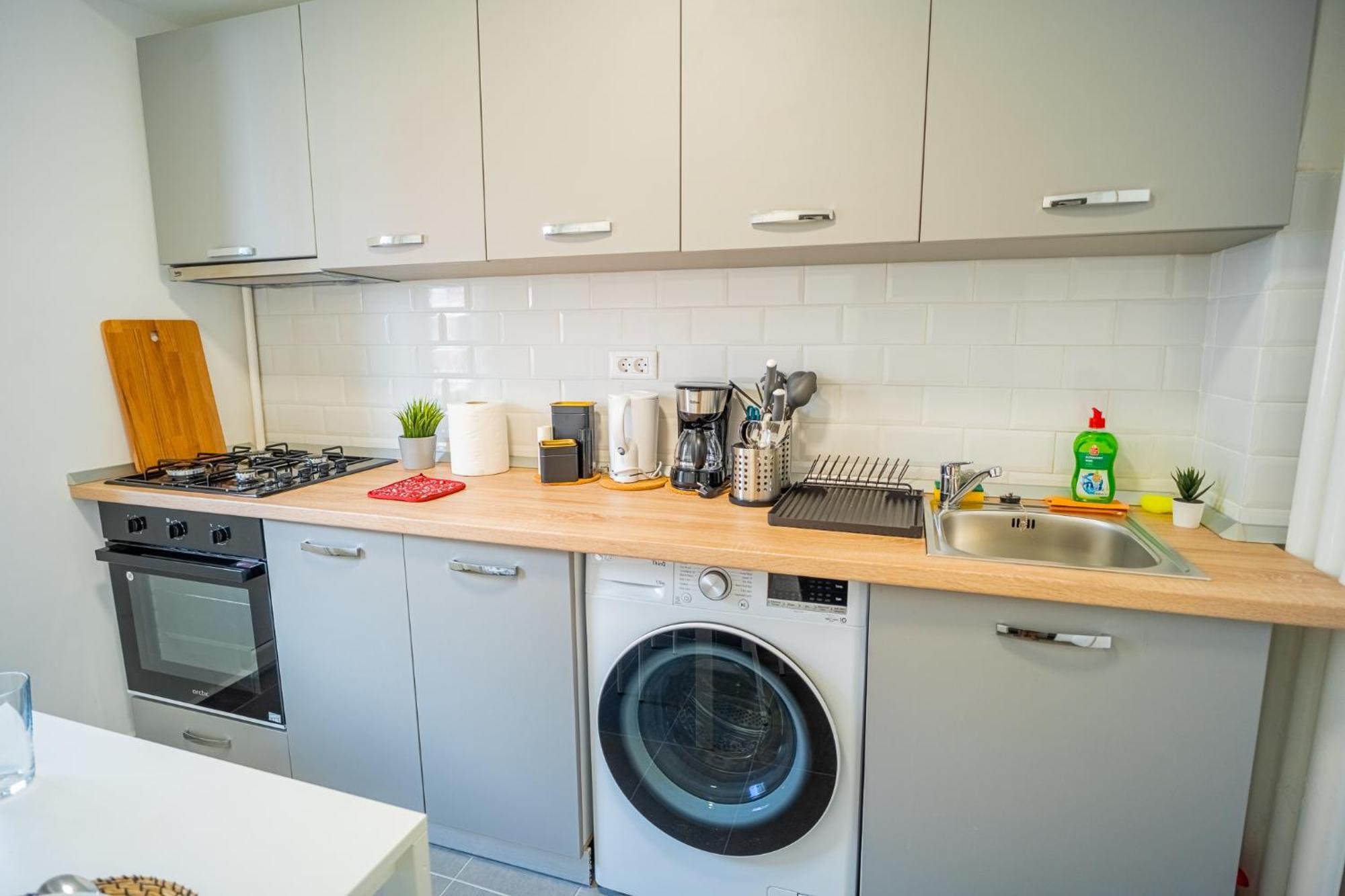 Spacious Newly Renovated 2Br Apartments With Balcony Bukares Bagian luar foto