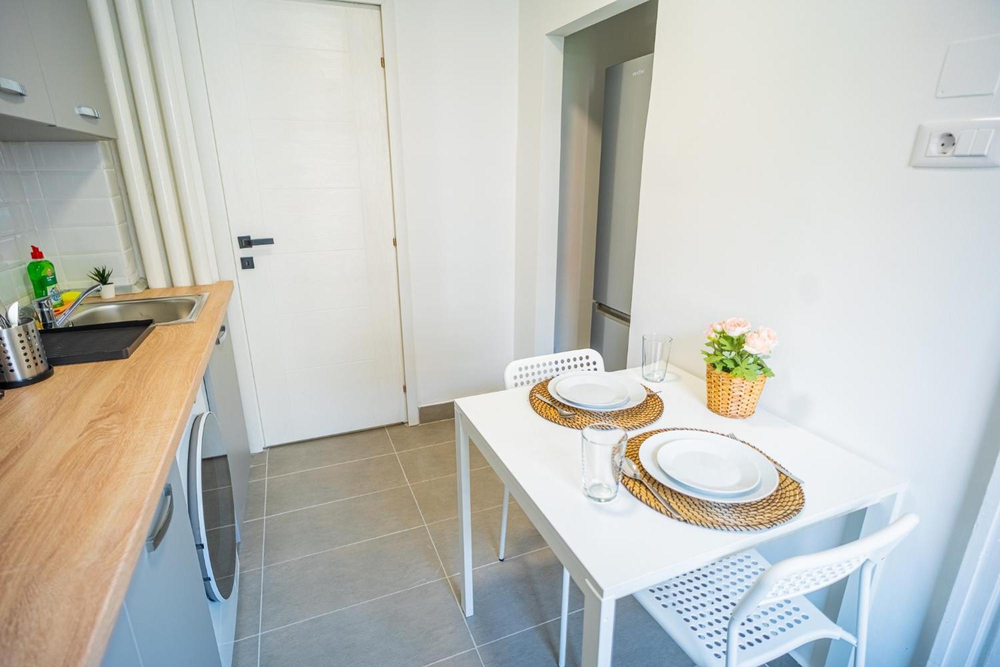 Spacious Newly Renovated 2Br Apartments With Balcony Bukares Bagian luar foto