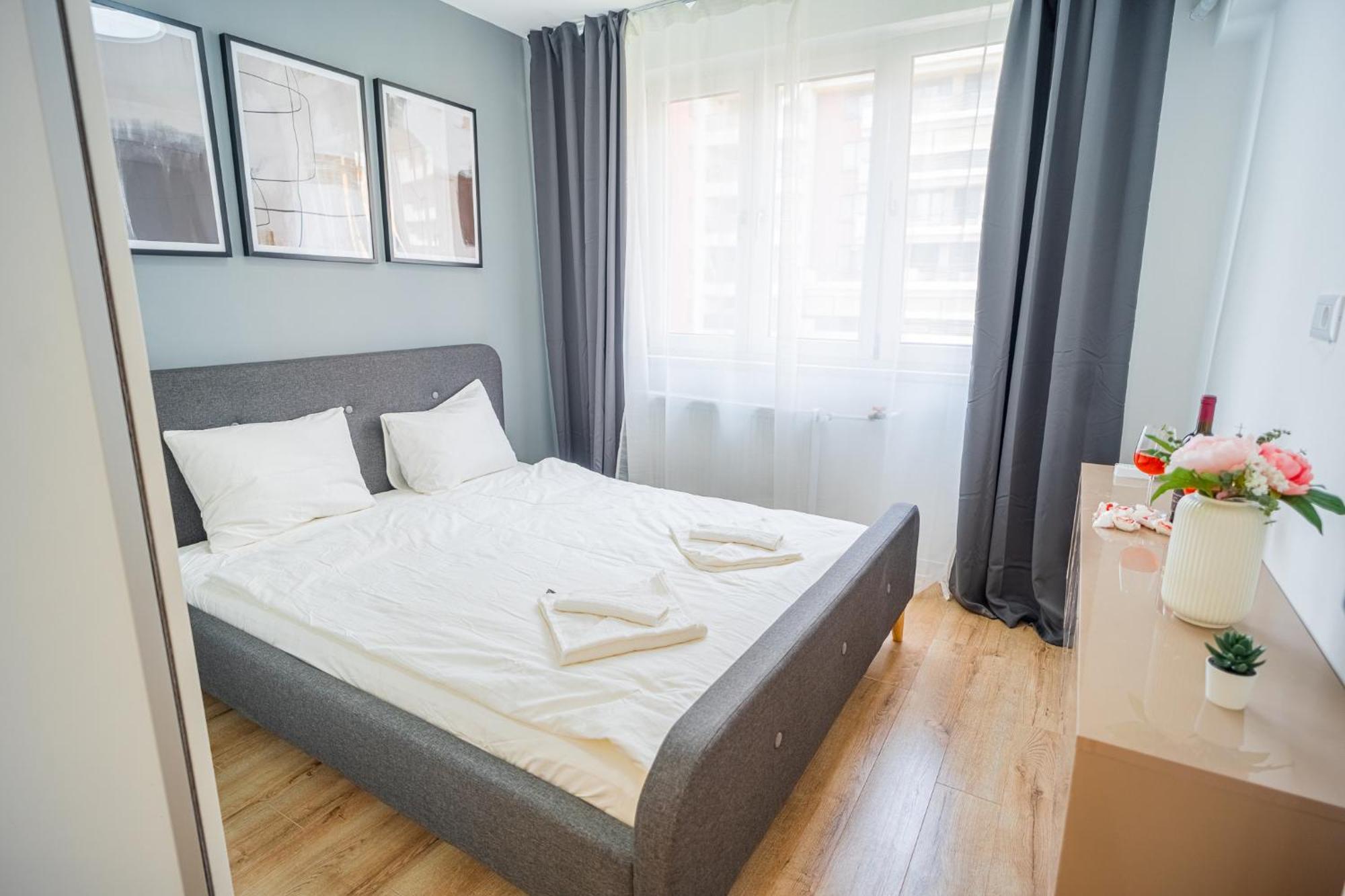 Spacious Newly Renovated 2Br Apartments With Balcony Bukares Bagian luar foto