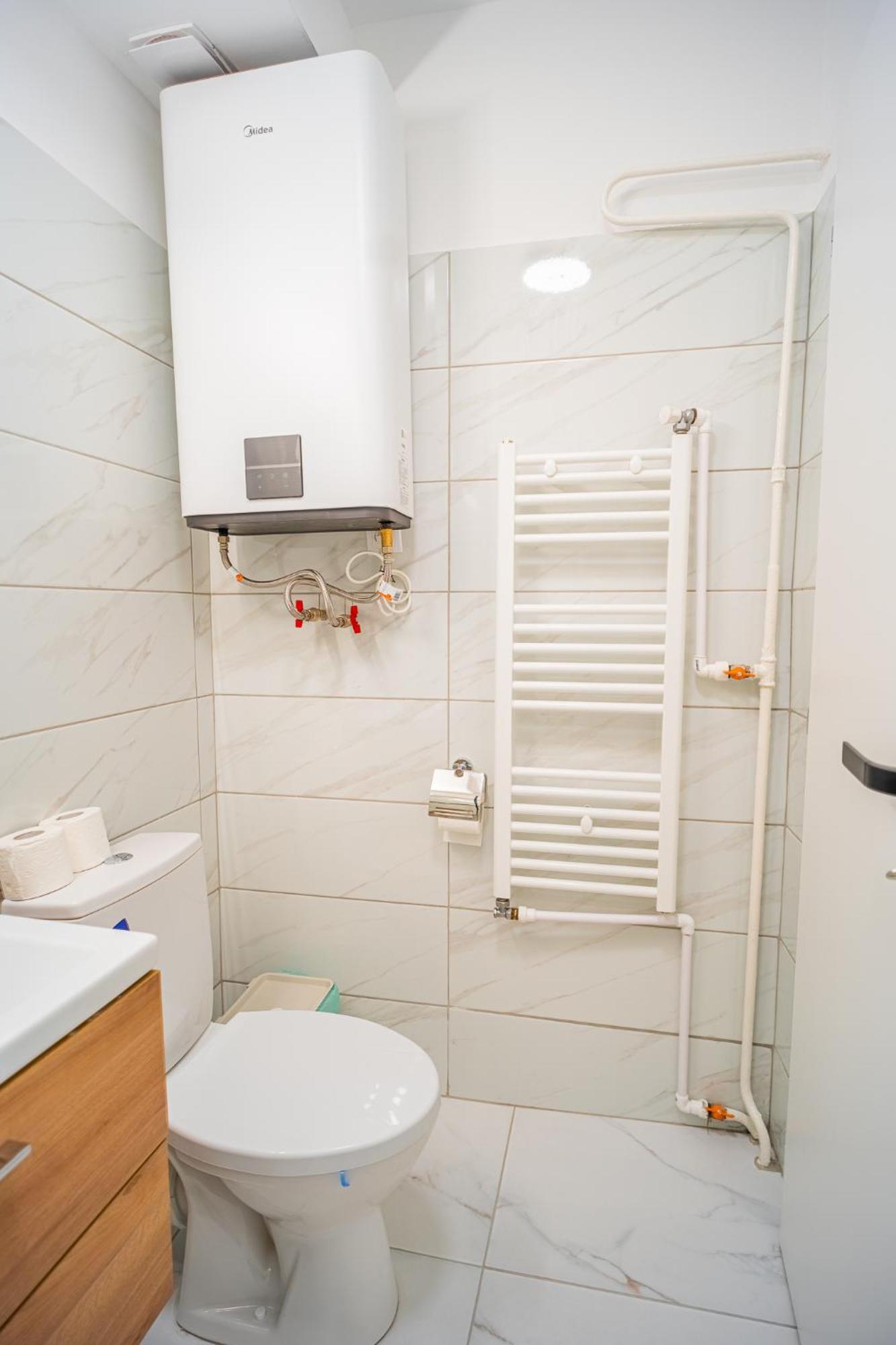Spacious Newly Renovated 2Br Apartments With Balcony Bukares Bagian luar foto