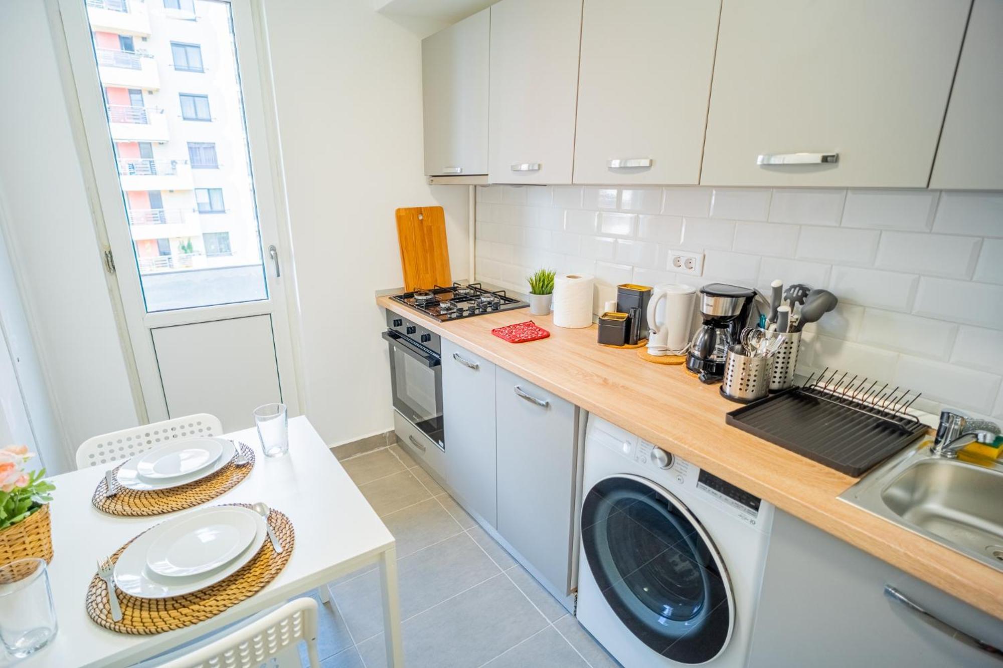 Spacious Newly Renovated 2Br Apartments With Balcony Bukares Bagian luar foto