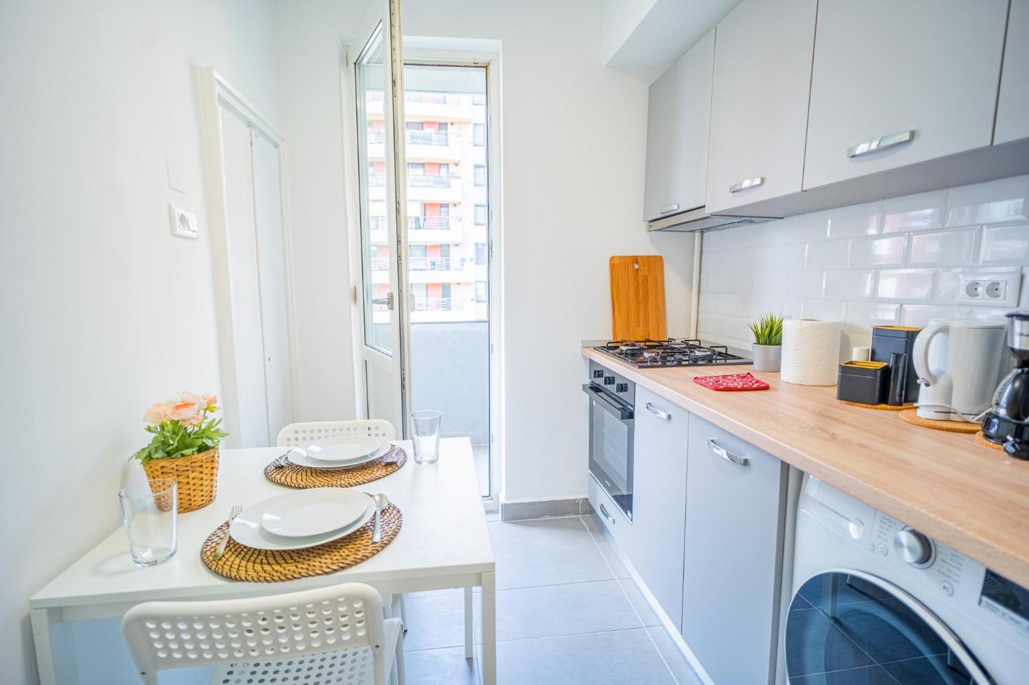 Spacious Newly Renovated 2Br Apartments With Balcony Bukares Bagian luar foto