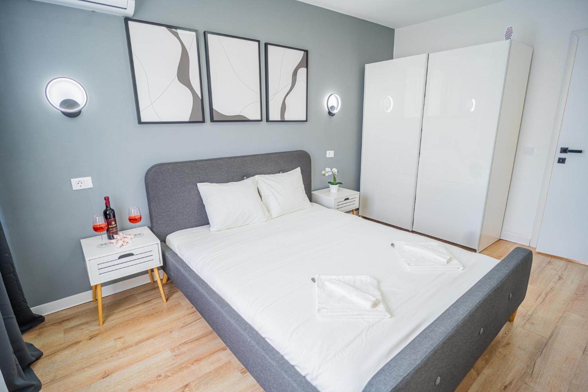 Spacious Newly Renovated 2Br Apartments With Balcony Bukares Bagian luar foto