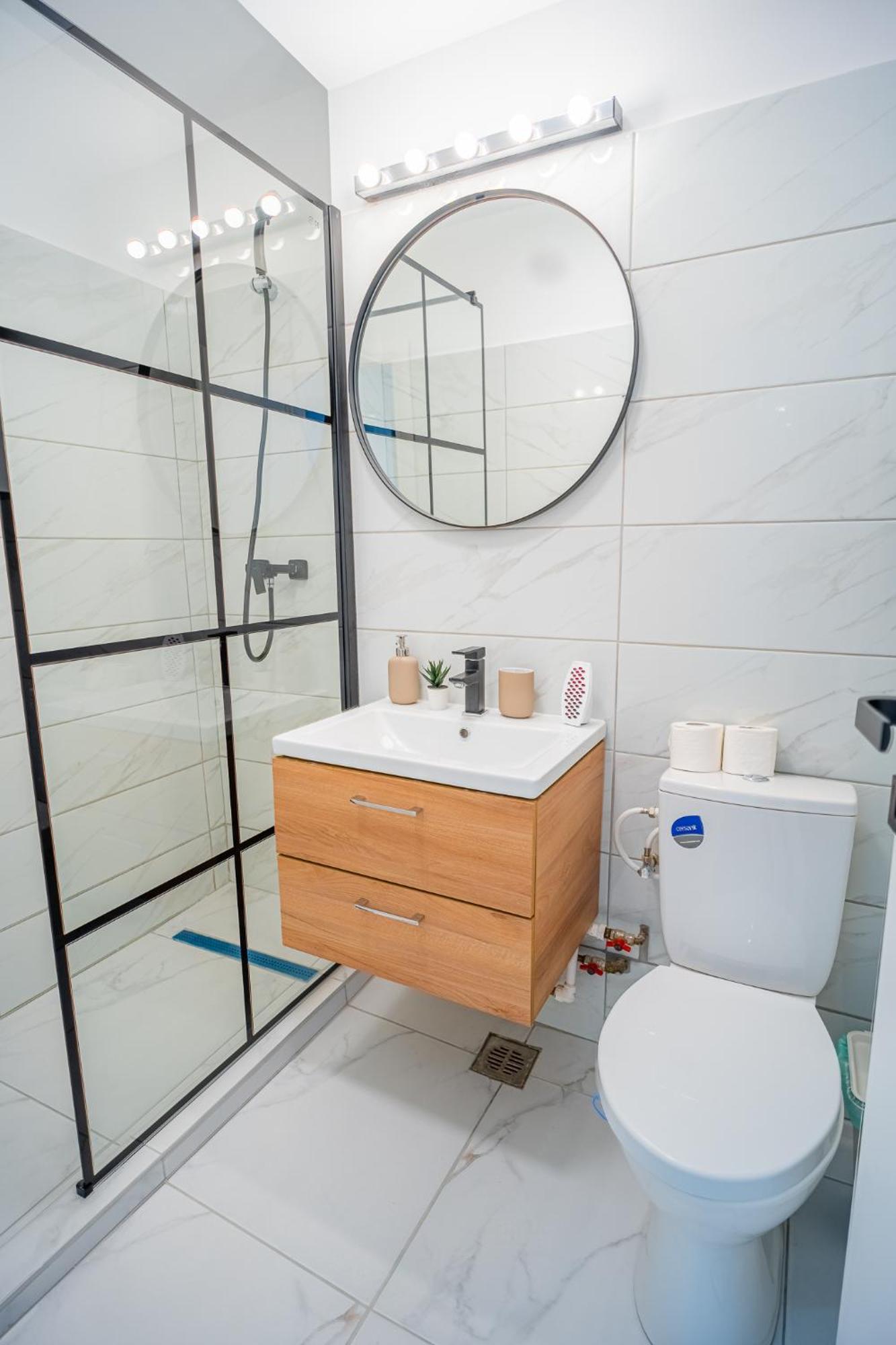 Spacious Newly Renovated 2Br Apartments With Balcony Bukares Bagian luar foto